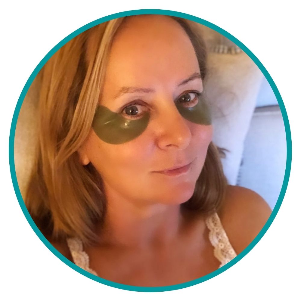 Wrobbelin hat Grünalgen Augenpads gegen ihre Augenringe aufgetragen 